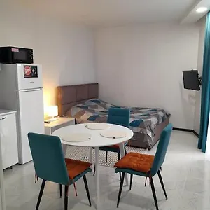 Lovely In Center Апартаменты